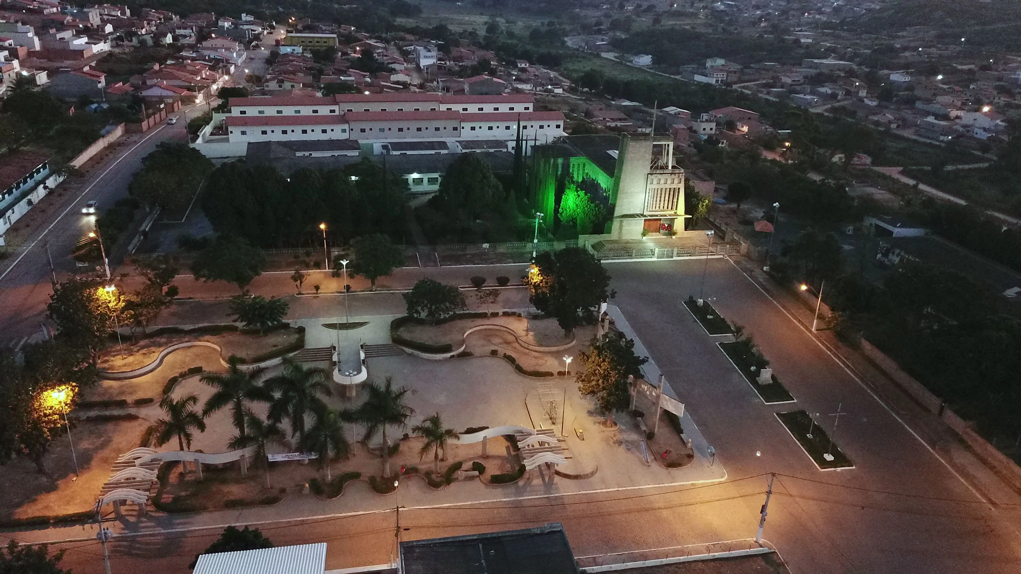 Imagem aérea da Praça da Bandeira e da Igreja do Bom Jesus em Seabra, na Bahia.