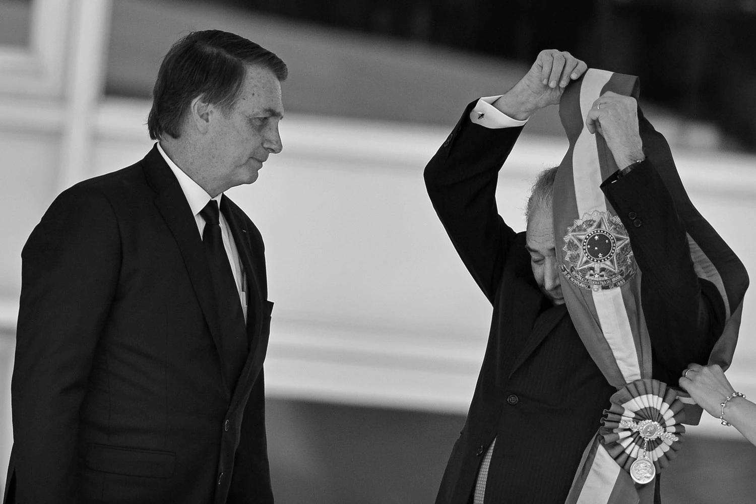 O presidente Jair Bolsonaro recebe a Faixa Presidencial de Michel Temer, no Palácio do Planalto.