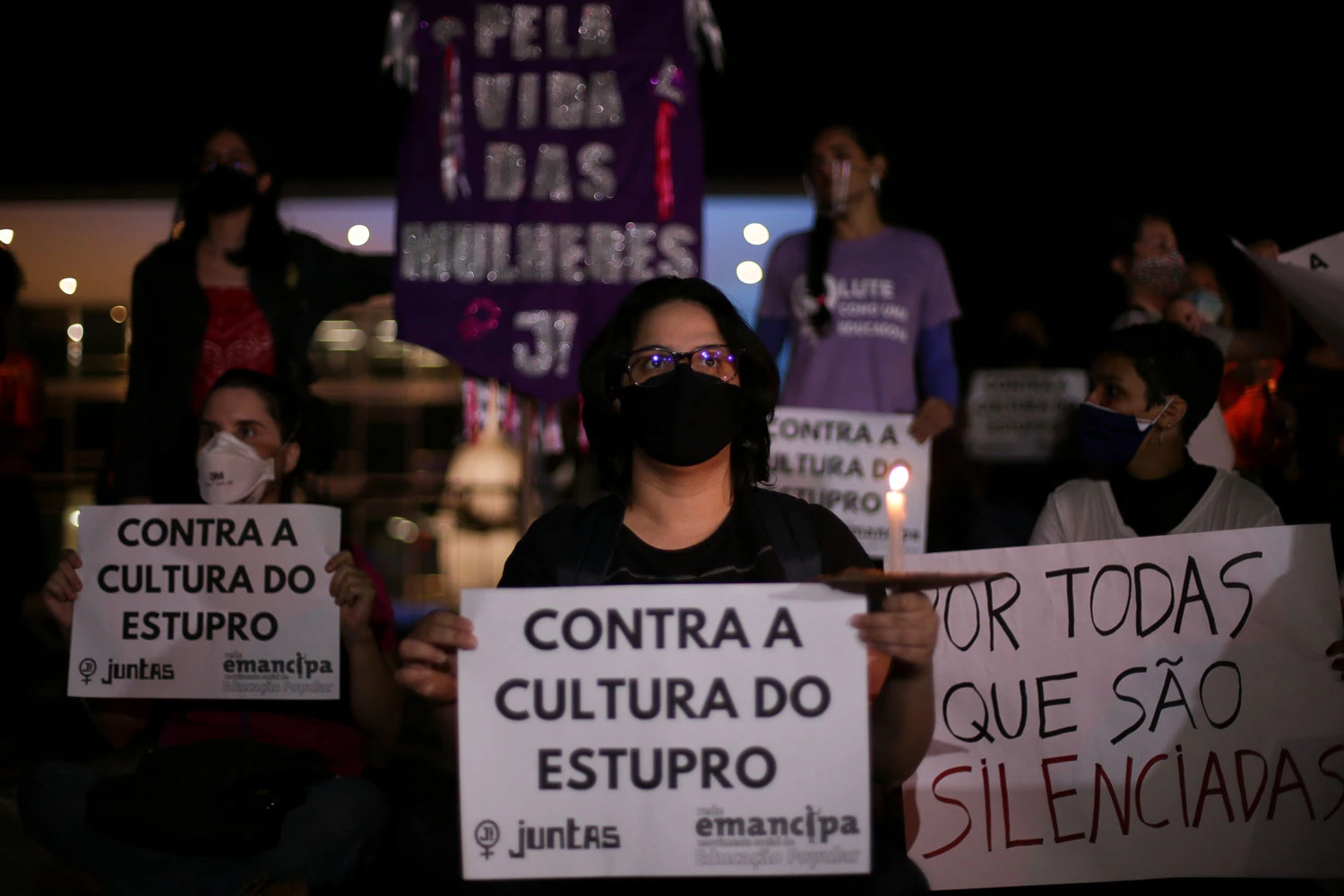 Mulheres de movimentos sociais fazem manifestação por justiça no caso de Mariana Ferrer e contra a cultura do estupro, em frente ao STF, em Brasília (DF), em 4 de novembro de 2020. Foto: Pedro Ladeira/Folhapress