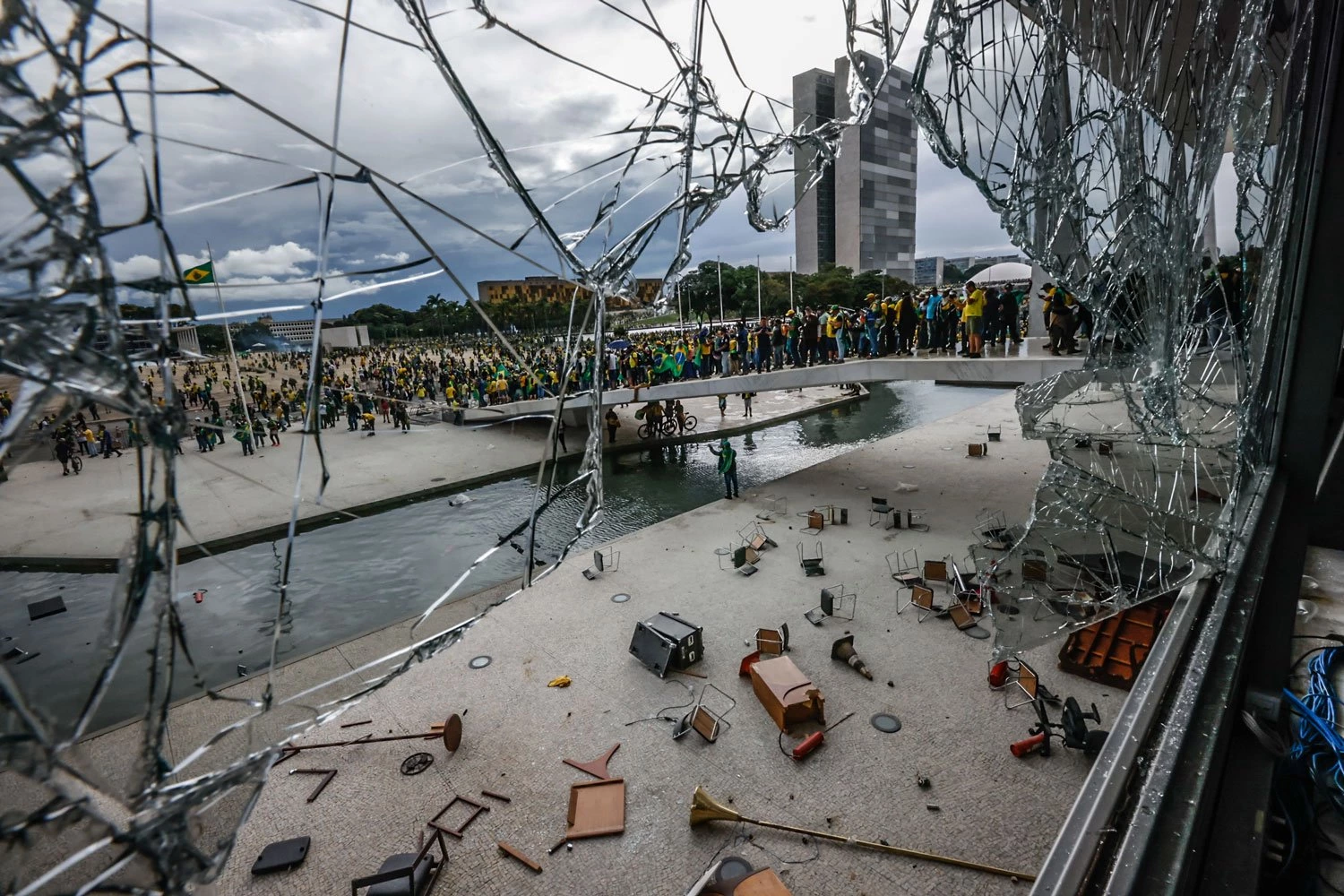 Vândalos golpistas invadem a praça dos Três Poderes e depredam os prédios. Na imagem: vidraça do Palácio do Planalto quebrada. Foto: Gabriela Biló /Folhapress