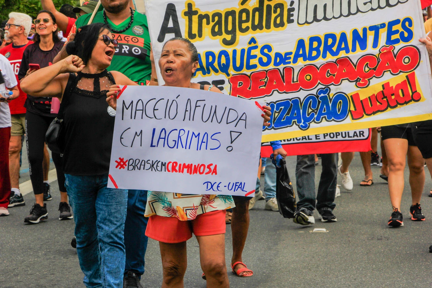 Protestos organizado por moradores e entidades acontece na manhã desta quarta (6) na Avenida Fernandes Lima, enfrente ao antigo CEPA, há uma semana de emissão do alerta crítico por conta do provável colapso da mina 18, os protestos acontecem para mostrar a corrupção e ganância da Braskem na extração do salgema. Foto: Guido Jr./Fotoarena/Folhapress
