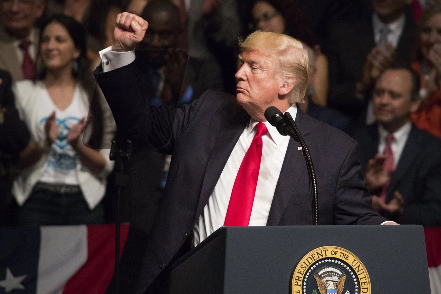 Donald Trump, mais do que o próprio Partido Republicano, tem os cristãos nacionalistas totalmente a seu favor nas eleições americanas.