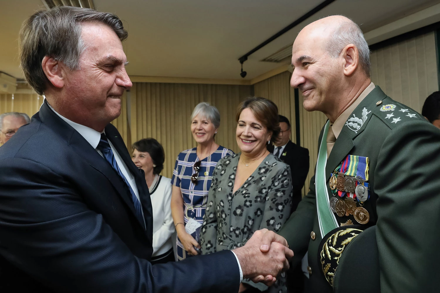 Presidente da República, Jair Bolsonaro, cumprimenta o Comandante Militar do Sudeste indicado, General de Exército Marcos Antonio Amaro dos Santos.