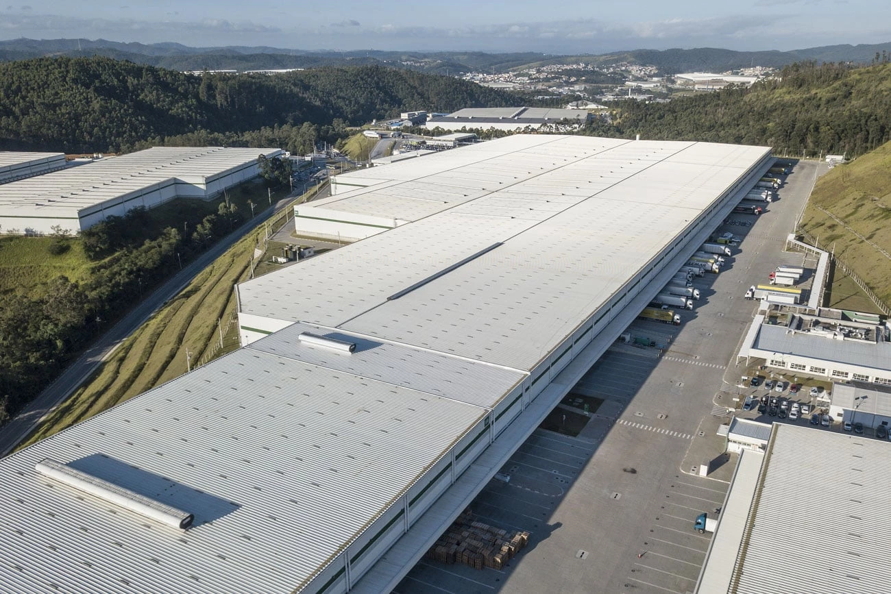 SÃO PAULO, SP, 22.04.2021 - MERCADO-LIVRE: Vista área do galpão do Centro de Distribuição do Mercado Livre, em Cajamar, região metropolitana de São Paulo. (Foto: Eduardo Knapp/Folhapress)