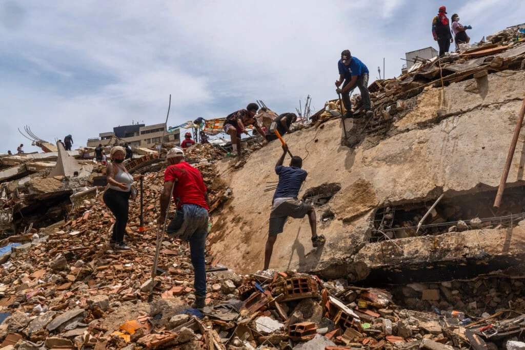 La Guaira, Venezuela. Vizinhos e familiares abrem buracos no concreto com suas próprias mãos na tentativa de encontrar os corpos de seus mortos. (Yan Boechat)