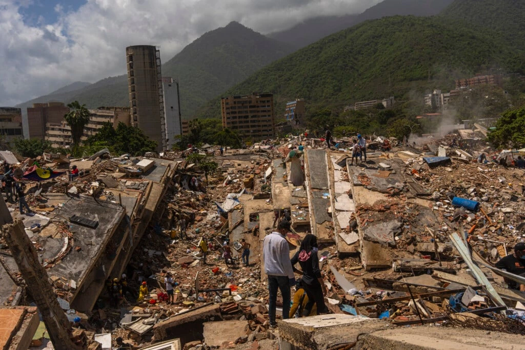 La Guaira, Venezuela. Casal observa o que um dia foi um conjunto habitacional popular em La Guaira. ( Yan Boechat)
