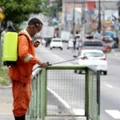 Funcionário da prefeitura desinfeta rua de Manaus. Nenhuma outra cidade do Amazonas, maior estado brasileiro, tem leitos de UTI. Na capital, 95% deles já estão ocupados.