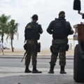 RIO DE JANEIRO, RJ, 02.04.2018: SEGURANÇA-RIO - Exército patrulha a orla da praia de Copacabana, no Rio de Janeiro, nesta segunda-feira. (Foto: Erbs Jr./Agif/Folhapress)