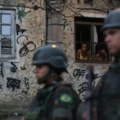 Tropas do Exército passam pelo bairro de Anchieta, na zona norte do Rio de Janeiro, durante intervenção federal de 2018 no RJ.