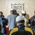 Muçulmanos rezam na inauguração da Mesquita Summayah Bint Khayyat, em Embu das Artes, em julho de 2016.