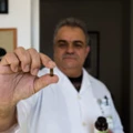 Médico Leandro Ramires mostra o canabidiol que usa no tratamento do filho.