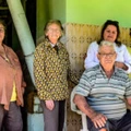 Olga Levandoski (segunda à direita), e a família junto à médica Esther Carina Abeledo. "Vai fazer muita falta para toda a nossa família."