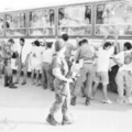 Operação militar contra a violência no Rio de Janeiro: soldados revistam passageiros de ônibus em feira de Acari. [FT-12.12.94]*** NÃO UTILIZAR SEM ANTES CHECAR CRÉDITO E LEGENDA*** (Crédito: Luiz Bettencourt/Folhapress)