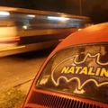 Carro em Campo Grande com adesivo do Batman, símbolo usado pela milícia Liga da Justiça, e nome do ex-policial Natalino José Guimarães, irmão de Jerominho.