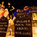 Foto de protesto a favor da legalização do aborto mostra lápides de papel com as palavras "mulher morta por aborto inseguro".
