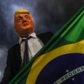Apoiador de Jair Bolsonaro usa máscara do presidente americano Donald Trump para comemorar a vitória do novo mandatário brasileiro. Apoiador de Jair Bolsonaro usa máscara do presidente americano Donald Trump para comemorar a vitória do novo mandatário brasileiro.