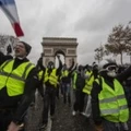 Manifestantes conhecidos como "coletes amarelos" protestam em frente ao Arco do Triunfo, em Paris.