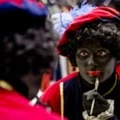 Holandesa pinta o rosto de preto para se tornar uma "Zwarte Piet" em outubro de 2013.