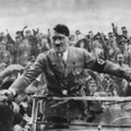 Adolf Hitler (1989-1945) sendo recebido por apoiadores em Nuremberg. em 1933.