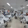 Grupo de funcionários do Hospital Geral de Fortaleza cantando para os pacientes em fevereiro de 2020.