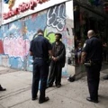 Policiais da cidade de Nova York interpelam um suspeito de posse de maconha sintética (K2), no dia 14 de julho de 2016, na fronteira entre os bairros de Bedford-Stuyvesant e Bushwick, no distrito do Brooklyn.
