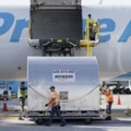 Trabalhadores colocam carga em uma aeronave Amazon Prime Air no Air Hub da empresa no Aeroporto Internacional de Cincinnati, no estado americano de Kentucky, em 11 de outubro de 2021.