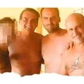 Jair Bolsonaro e Eduardo Bolsonaro confraternizam com Fabrício Queiroz, amigo da família Bolsonaro há mais de 30 anos.  Jair Bolsonaro e Eduardo Bolsonaro confraternizam com Fabrício Queiroz, amigo da família Bolsonaro há mais de 30 anos.