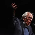 O senador Bernie Sanders discursa em um evento da campanha “libere o voto” com a candidata do Partido Democrata ao governo Christine Hallquist em 4 de novembro de 2018 em Burlington, no estado de Vermont. O senador Bernie Sanders discursa em um evento da campanha “libere o voto” com a candidata do Partido Democrata ao governo Christine Hallquist em 4 de novembro de 2018 em Burlington, no estado de Vermont.
