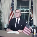 O presidente George H.W. Bush discursa em rede nacional no Salão Oval, no dia 16 de janeiro de 1991, depois da deflagração da Operação Tempestade no Deserto contra o Iraque.