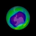 O buraco na camada de ozônio na Antártica, no dia 24 de setembro de 2006. O buraco na camada de ozônio na Antártica, no dia 24 de setembro de 2006.