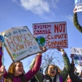 Crianças participando da Greve Global do Clima nas portas do Parlamento escocês em Edimburgo, Escócia, em 15 de março de 2019.
