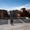 Um homem usando máscara protetora visita a Piazza di Spagna em Roma, Itália, em 12 de março.