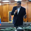 Presidente venezuelano, Nicolás Maduro, durante seu discurso televisionado no dia 4 de maio. Maduro falou sobre o equipamento militar que ele diz ter sido apreendido durante a incursão de mercenários na Venezuela.