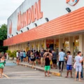Nas vésperas da Páscoa, centenas de pessoas fazem aglomeração em lojas e supermercados na zona norte do Rio de Janeiro.