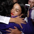 Alexandria Ocasio-Cortez abraça um apoiador durante a celebração da vitória na boate La Boom no Queens, em Nova York, em 6 de novembro.