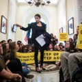 Alexandria Ocasio-Cortez fala com ativistas do movimento Sunrise Movement que protestam nos escritórios da líder da minoria da Câmara, Nancy Pelosi, em Washington D.C., em 13 de novembro.