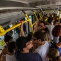 RIO DE JANEIRO, RJ, 06.08.2016: RIO-2016 - Público que segue para o Parque Olímpico da Barra embarcam em ônibus do BRT, na estação Jardim Oceânico. (Foto: Ricardo Borges/Folhapress)