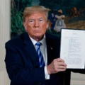 O presidente dos EUA Donald Trump exibe um Decreto Presidencial assinado depois de emitir da Casa Branca uma declaração sobre o acordo nuclear com o Irã, em 8 de maio de 2018.