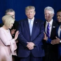 O presidente dos EUA, Donald Trump, reza durante um evento de lançamento da coalizão “Evangélicos por Trump” em Miami, no dia 3 de janeiro de 2020.