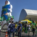 Em 2017, ato pró-Lava Jato no dia do segundo depoimento de Lula ao então juiz Sergio Moro. Manifestantes inflaram boneco representando Moro como super-herói.