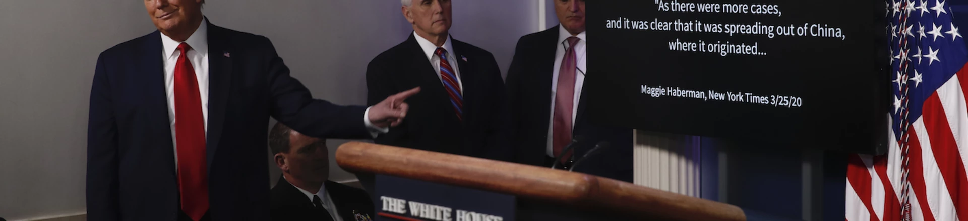 Donald Trump sorriu de forma presunçosa ao apontar para uma citação de si mesmo em um vídeo de propaganda que forçou os repórteres a ver durante a coletiva de imprensa de segunda-feira sobre o coronavírus. Donald Trump sorriu de forma presunçosa ao apontar para uma citação de si mesmo em um vídeo de propaganda que forçou os repórteres a ver durante a coletiva de imprensa de segunda-feira sobre o coronavírus.