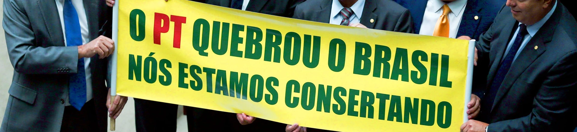 Em outubro de 2016, parte da Câmara dos Deputados comemorou a aprovação da Proposta de Emenda à Constituição, a PEC 241/16, conhecida como PEC do teto de gastos, que limitou as despesas primárias da União ao que foi gasto no ano anterior, corrigindo apenas a inflação. Em outubro de 2016, parte da Câmara dos Deputados comemorou a aprovação da Proposta de Emenda à Constituição, a PEC 241/16, conhecida como PEC do teto de gastos, que limitou as despesas primárias da União ao que foi gasto no ano anterior, corrigindo apenas a inflação.