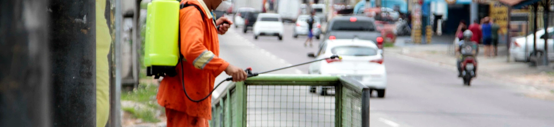 Funcionário da prefeitura desinfeta rua de Manaus. Nenhuma outra cidade do Amazonas, maior estado brasileiro, tem leitos de UTI. Na capital, 95% deles já estão ocupados. Funcionário da prefeitura desinfeta rua de Manaus. Nenhuma outra cidade do Amazonas, maior estado brasileiro, tem leitos de UTI. Na capital, 95% deles já estão ocupados.