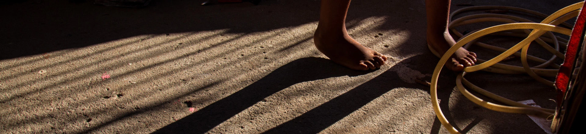 Criança caminha pela laje ensanguentada e baleada de sua casa. 'Minha ordem é matar', disse o policial, segundo moradora que presenciou a ação. Criança caminha pela laje ensanguentada e baleada de sua casa. 'Minha ordem é matar', disse o policial, segundo moradora que presenciou a ação.