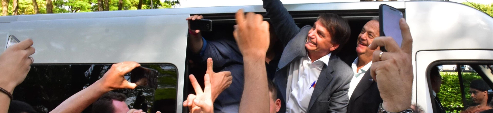 UBERABA, MG, 20.10.2017: BOLSONARO-MG - O deputado federal Jair Bolsonaro é recebido por simpatizantes na sede da ABCZ (Associação Brasileira dos Criadores de Gado Zebu), em Uberaba (MG), onde discursou para 700 pessoas. (Foto: Rúbio Marra/Futura Press/Folhapress) UBERABA, MG, 20.10.2017: BOLSONARO-MG - O deputado federal Jair Bolsonaro é recebido por simpatizantes na sede da ABCZ (Associação Brasileira dos Criadores de Gado Zebu), em Uberaba (MG), onde discursou para 700 pessoas. (Foto: Rúbio Marra/Futura Press/Folhapress)