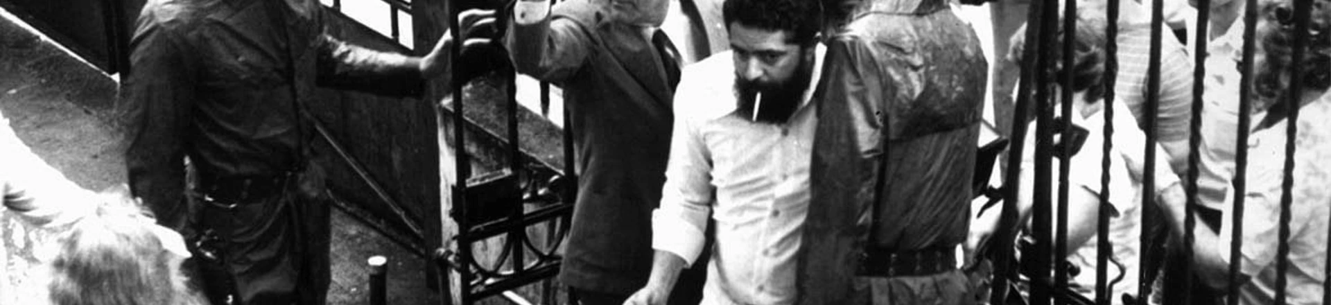 São Paulo, SP, 19.11.1981: Luiz Inácio Lula da Silva chega, de manhã, à 2ã Auditoria Militar, na avenida Brigadeiro Luís Antônio (São Paulo - SP), seguido de sua mulher, Marisa Letícia Lula da Silva, e de outros doze sindicalistas. O Conselho Permanente de Justiça por 3 votos a 2 condenou o presidente nacional do PT à pena de três anos e seis meses de prisão, com base no artigo 36 da Lei de Segurança Nacional, de incitar à desobediência coletiva das leis, por seu desempenho durante a greve dos metalúrgicos, no ABC paulista. (Foto: Evanir Rodrigues / Folhapress) São Paulo, SP, 19.11.1981: Luiz Inácio Lula da Silva chega, de manhã, à 2ã Auditoria Militar, na avenida Brigadeiro Luís Antônio (São Paulo - SP), seguido de sua mulher, Marisa Letícia Lula da Silva, e de outros doze sindicalistas. O Conselho Permanente de Justiça por 3 votos a 2 condenou o presidente nacional do PT à pena de três anos e seis meses de prisão, com base no artigo 36 da Lei de Segurança Nacional, de incitar à desobediência coletiva das leis, por seu desempenho durante a greve dos metalúrgicos, no ABC paulista. (Foto: Evanir Rodrigues / Folhapress)