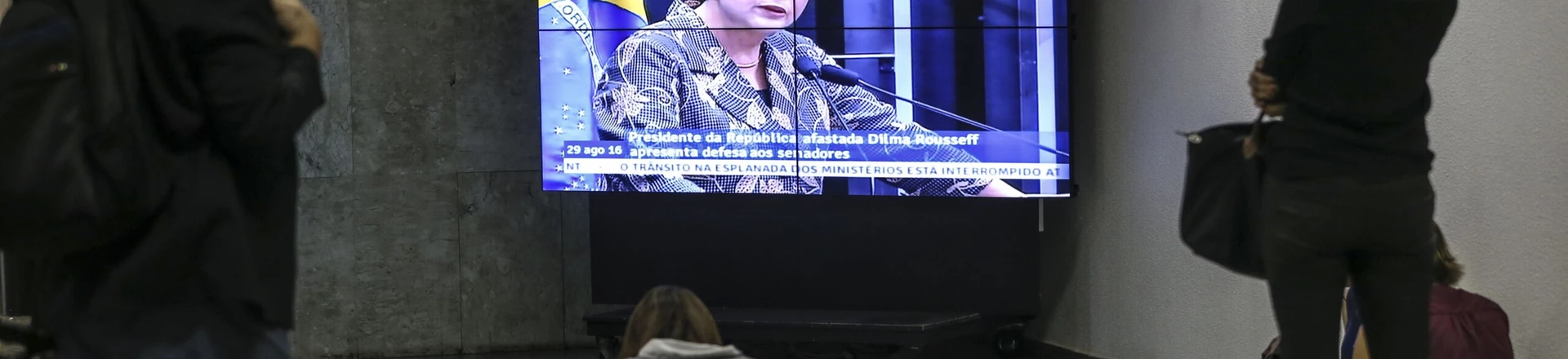Brasília - Jornalistas acompanham a presidenta afastada Dilma Rousseff fazer sua defesa diante dos Senadores durante sessão de julgamento do impeachment. (Antonio Cruz/Agência Brasil)