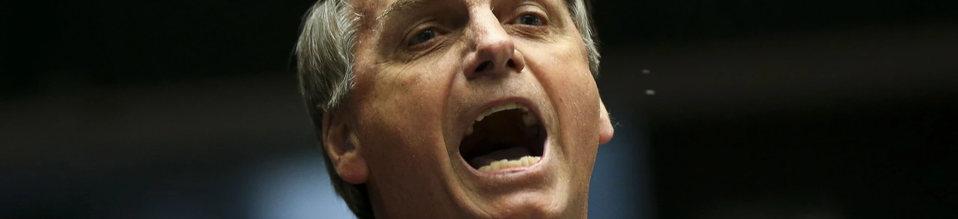 Brasília - O deputado Jair Bolsonaro discute com a deputada Maria do Rosário durante comissão geral, no plenário da Câmara dos Deputados, que discute a violência contra mulheres e meninas, a cultura do estupro, o enfrentamento à impunidade e políticas públicas de prevenção, proteção e atendimento às vítimas no Brasil. (Foto: Marcelo Camargo/Agência Brasil) Brasília - O deputado Jair Bolsonaro discute com a deputada Maria do Rosário durante comissão geral, no plenário da Câmara dos Deputados, que discute a violência contra mulheres e meninas, a cultura do estupro, o enfrentamento à impunidade e políticas públicas de prevenção, proteção e atendimento às vítimas no Brasil. (Foto: Marcelo Camargo/Agência Brasil)