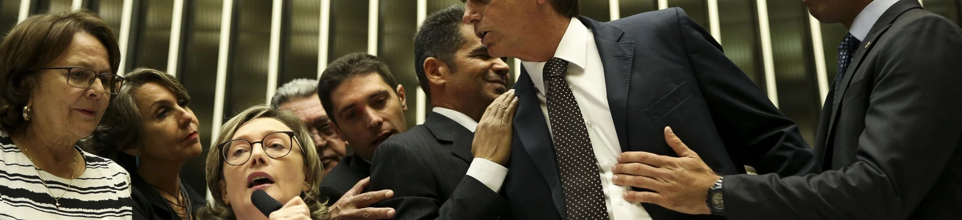 Brasília - O deputado Jair Bolsonaro discute com a deputada Maria do Rosário durante comissão geral, no plenário da Câmara dos Deputados, que discute a violência contra mulheres e meninas, a cultura do estupro, o enfrentamento à impunidade e políticas públicas de prevenção, proteção e atendimento às vítimas no Brasil (Marcelo Camargo/Agência Brasil) Brasília - O deputado Jair Bolsonaro discute com a deputada Maria do Rosário durante comissão geral, no plenário da Câmara dos Deputados, que discute a violência contra mulheres e meninas, a cultura do estupro, o enfrentamento à impunidade e políticas públicas de prevenção, proteção e atendimento às vítimas no Brasil (Marcelo Camargo/Agência Brasil)