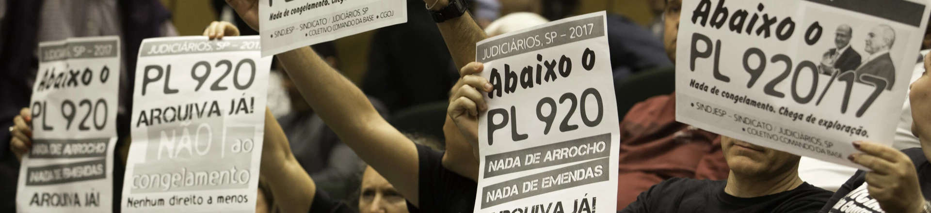 SÃO PAULO, SP - 13.12.2017: PEC DO TETO É VOTADA NA ALESP - Manifestantes contra PL 920 assistem à sessão na ALESP, na tarde desta quarta-feira (13). Deputados debatem e votam a PEC. (Foto: Bruno Rocha /Fotoarena/Folhapress) ORG XMIT: 1447516